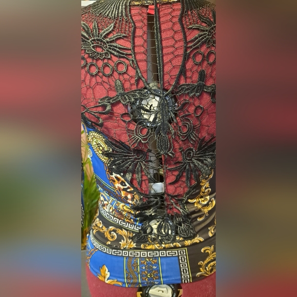 Beautiful Lace Detailed Top size Small - Picture 4 of 6